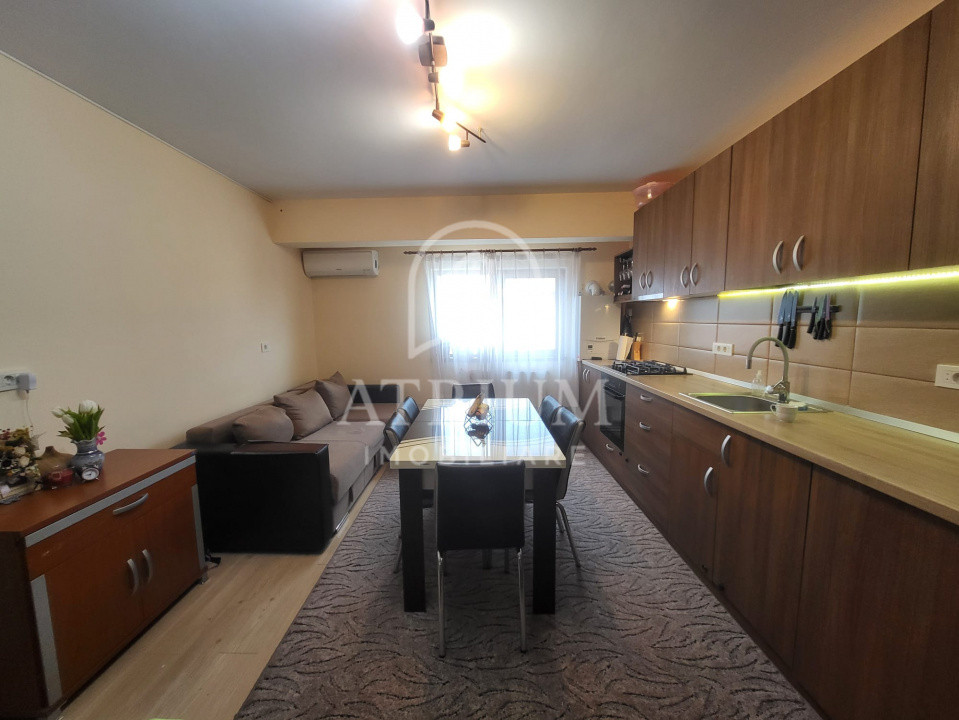 Apartament 3 camere semidecomandat ,balcon de 6 mp  in zona Sesu de Sus