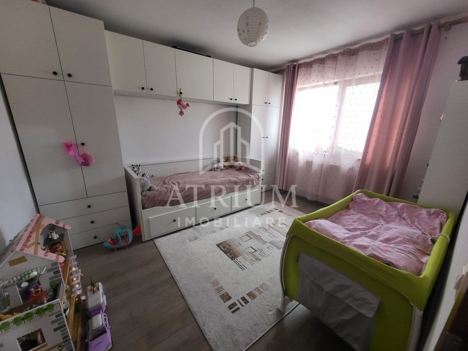 Apartament 3 camere semidecomandat ,balcon de 6 mp  in zona Sesu de Sus