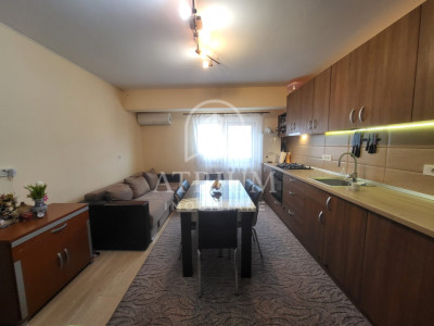 Apartament 3 camere semidecomandat ,balcon de 6 mp  in zona Sesu de Sus