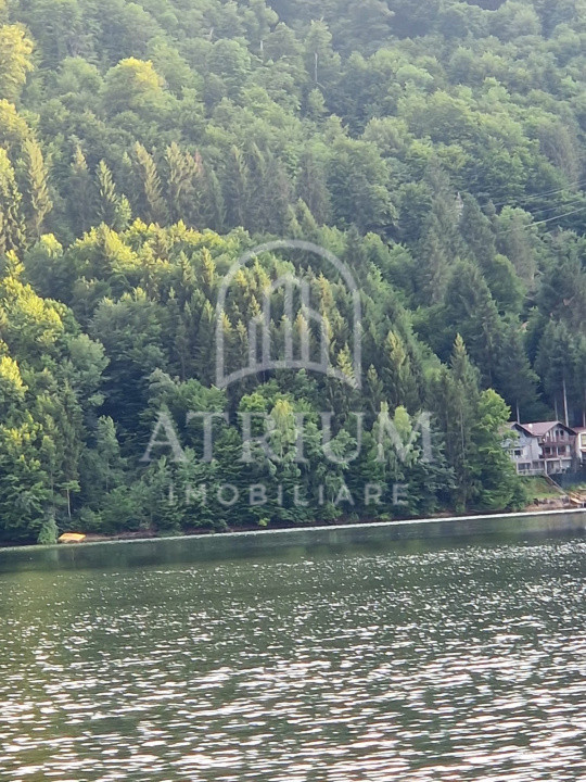 Teren intravilan, suprafata de 5723 mp, deschidere la lac de 44,6 