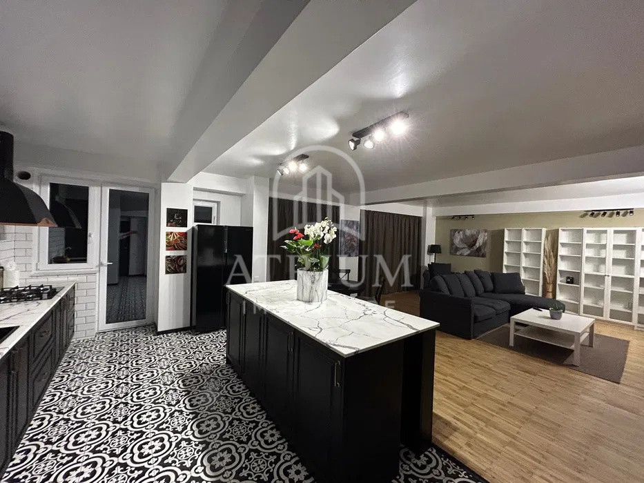 Apartament cu 3 camere de închiriat
