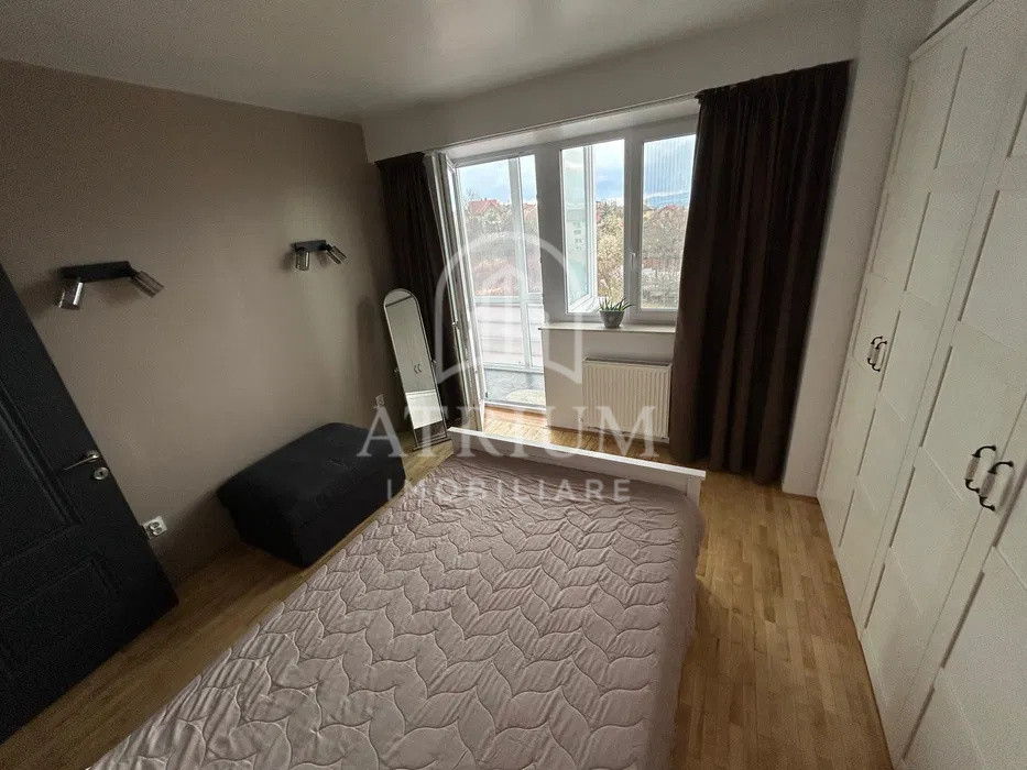 Apartament cu 3 camere de închiriat