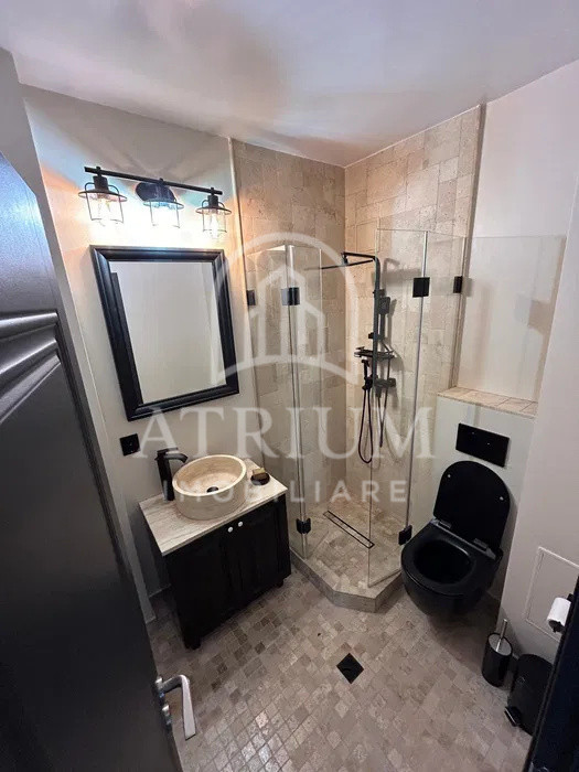 Apartament cu 3 camere de închiriat