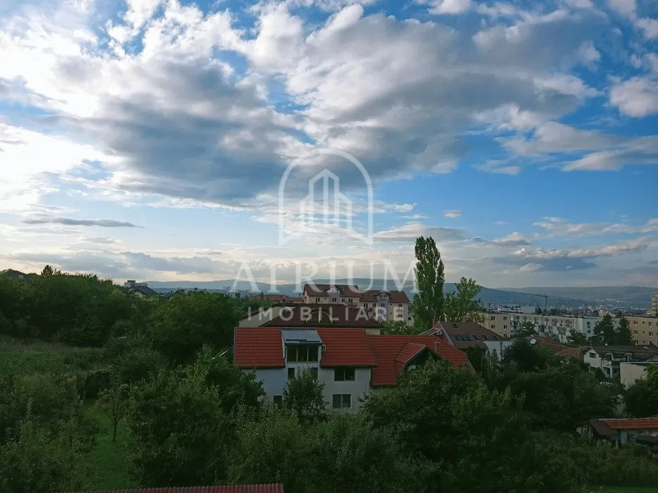 Apartament cu 3 camere de închiriat
